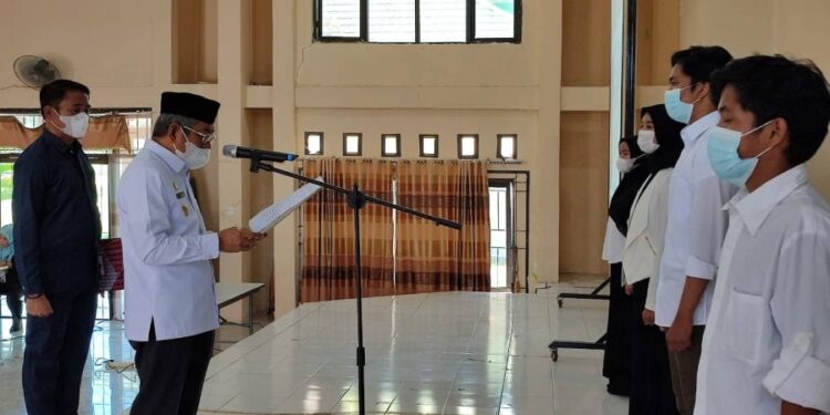 Gubernur Sulbar Ali Baal Masdar melantik Pengurus Ikatan Keluarga Mahasiswa Sulawesi Barat (IKMSB) Malang Periode 2021-2022, Rabu (28/7/2021) di Aula Asrama Haji Mamuju