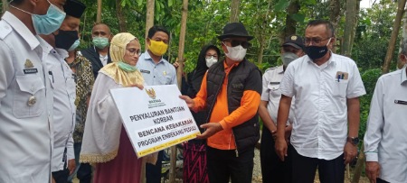 Didampingi Baznas Enrekang, Bupati Serahkan Bantuan Pada Korban Kebakaran di Cendana Didampingi Baznas Enrekang, Bupati Serahkan Bantuan Pada Korban Kebakaran di Cendana