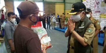 Salurkan 73.480 Kilogram Bantuan Beras, Wali Kota Parepare : Semoga Meringankan Beban Warga