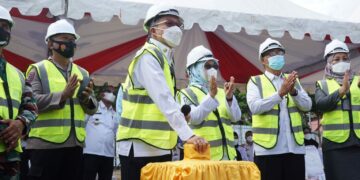 Wali Kota Parepare Resmikan Pemasangan Tiang Pancang Masjid Terapung BJ Habibie