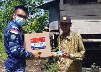 Peduli, AU Lanud Sultan Hasanuddin Bantu Warga Terdampak Pandemi di Pinrang