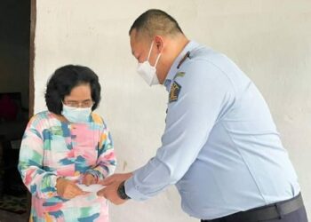 Usai Ikuti Pidato Kenegaraan, Kakanim Bantu Pensiunan Kanim Parepare