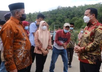 Ditemui PLT Gubernur, Selain Syukur Jalan di Aspal Warga Kamiri Minta Penerangan dan Jaringan Telepon