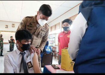 Bupati Gowa, Adnan Purichta Ichsan memantau pelaksanaan vaksinasi massal yang menyasar pelajar, Senin (30/8/2021)