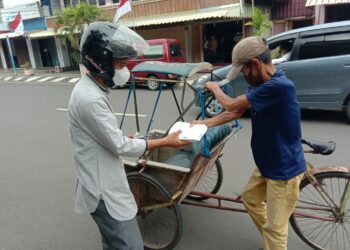 Taati Prokes, Komunitas Satu Hati Berbagi Nasi Kotak ke Tukang Becak