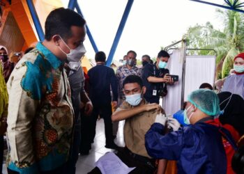 Plt Gubernur Sulsel, Andi Sudirman Sulaiman saat meninjau vaksinasi.  --foto : humas pemprov sulsel--