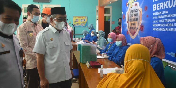 Gubernur Sulbar, Ali Baal Masdar memantau pelaksanaan vaksinasi Covid-19 di UPTD Puskesmas Pamboang, Minggu (26/9/2021)