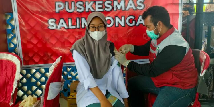 Ribuan Pelajar Antusias Ikuti Vaksinasi di Halaman Kantor Bupati Pinrang