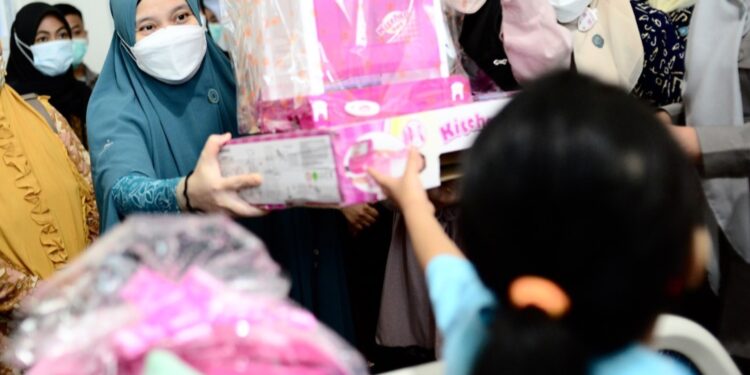 Bantu Pulihkan Kondisi Psikologi Anak Korban Penganiayaan di Gowa, Naoemi Octarina Bawakan Aneka Hadiah