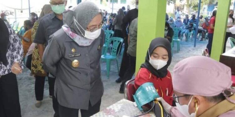 Wagub Sulbar Bangga Masyarakat Mamuju Tengah Antusias Ikut Vaksin Wagub Sulbar Bangga Masyarakat Mamuju Tengah Antusias Ikut Vaksin