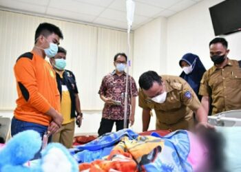 Plt Gubernur Sulsel Jenguk Bocah Korban yang Diduga Karena Ilmu Pesugihan Orang Tuanya