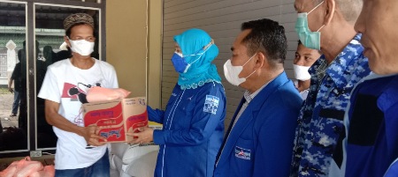 Sambangi Kantor DPC Partai Demokrat Sidrap, Andi Nurpati Bagikan Sembako Sambangi Kantor DPC Partai Demokrat Sidrap, Andi Nurpati Bagikan Sembako