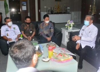 Serahkan Bantuan CSR ke Para Camat, Dollah Mando: Harus Betul-betul Selektif