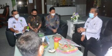 Serahkan Bantuan CSR ke Para Camat, Dollah Mando: Harus Betul-betul Selektif