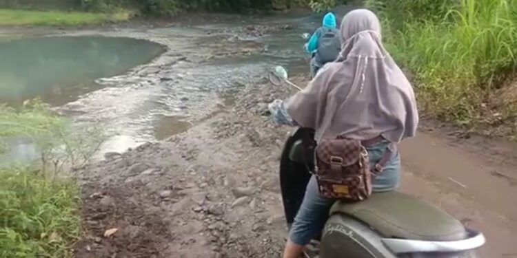 Warga Desa Pasaka,  Kecamatan Kahu, Kabupaten Bone belum mendapatkan layanan infrastruktur jembatan, Rabu (8/9/2021).