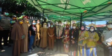 Para panitia vaksin di Kelurahan Kampung Lette, Kecamatan Mariso, Makassar mengenakan pakaian adat Bugis Makassar menyambut peserta vaksin