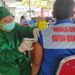 Salah seorang WBP menerima vaksin di Lapas 1 Makassar, Sabtu (25/9/2021)