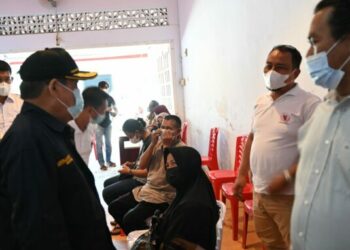 Tinjau Vaksinasi Massal, Dollah Mando;  Taati Prokes Meski Sudah Vaksin