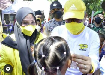 WalI Kota Parepare, Taufan Pawe didampingi Ketua DPRD Sulsel, Andi Ina mengamati vaksin warga Pulau Barrang Lompo
