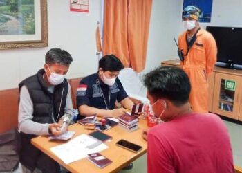 Petugas Imigrasi Parepare Periksa 21 Awak Kapal MV. Aliki Force