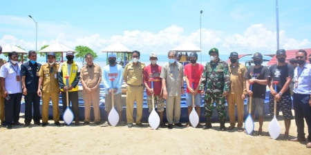 Serahkan Perahu Bermotor dan Alat Tangkap, Dollah Mando: Digunakan Berkelompok Serahkan Perahu Bermotor dan Alat Tangkap, Dollah Mando: Digunakan Berkelompok