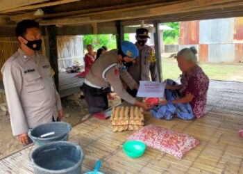 Kapolsek Mattirobulo Bagikan Sembako untuk Warga Terdampak Pandemi Covid-19