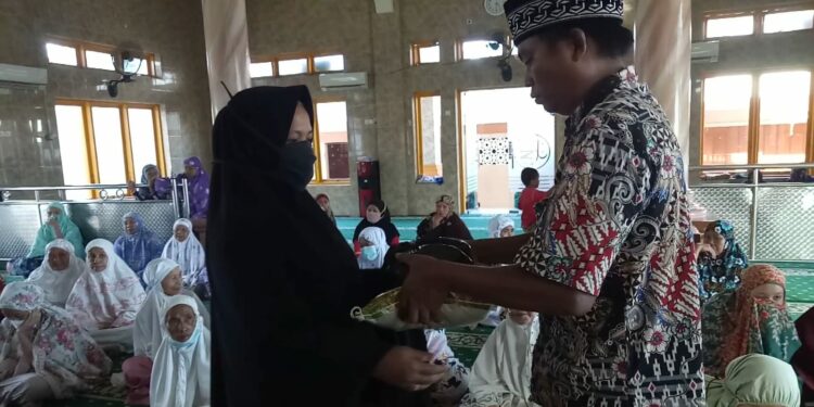 Bantu Ringankan Beban Warga, Baitul Mal Masjid Ni'matullah Parepare Bagikan Paket Sembako