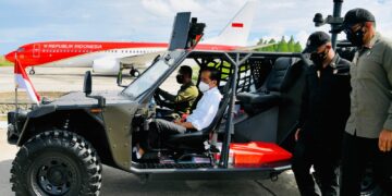 Susuri Jalan Gunakan Rantis, Jokowi Sapa Masyarakat Tarakan