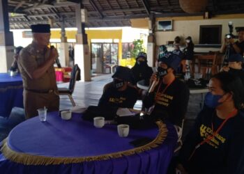 Bupati Enrekang, Muslimin Bando memberi banyak pengarahan dalam pelatihan pemandu wisata alam  di Villa Bambapuang, Senin (22/11/2021)