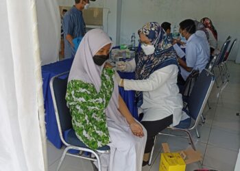 Kegiatan vaksinasi dosis kedua di SMP Muhammadiyah I Makassar, Rabu (24/11/2021)