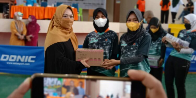 Ketua TP-PKK Kota Parepare Beri Semangat Atlet Tenis Meja
