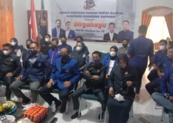 Peringati Satu Dekade, Pengurus NasDem Sidrap Nonton Bareng dan Potong Tumpeng