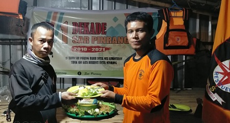 Rayakan Hari Jadi, SAR Pinrang Potong Tumpeng Rayakan Hari Jadi, SAR Pinrang Potong Tumpeng