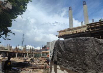 Keterangan gambar: Progres renovasi Ruang Kelas Belajar SMAN 1 Makassar yang terus digenjot, Sabtu (27/11/2021). RKB ini ditargetkan selesai hingga akhir Desember tahun ini. (Foto: Dian Muhtadiah Hamna)