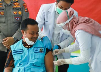 Plt Gubernur Sulsel, Andi Sudirman Sulaiman saat mengikuti vaksinasi
