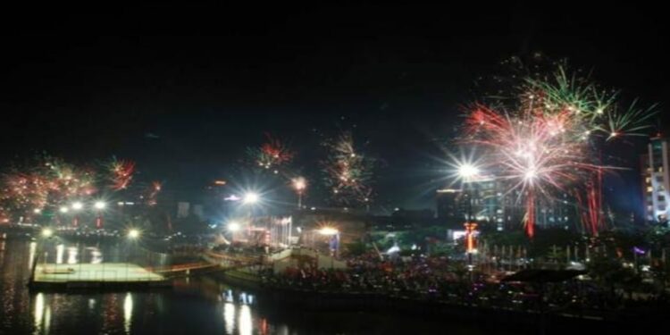 Suasana perayaan tahun baru di Pantai Losari, Kota Makassar. Tahun ini, pemerintah kota Makassar melarang perayaan tahun baru 2022 demi mencegah penularan virus Corona