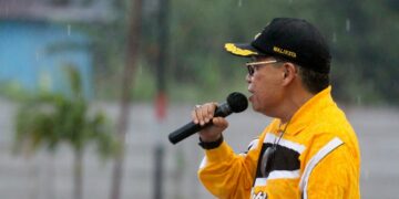 Diguyur Hujan, Taufan Pawe Semangati Nakes Dipuncak HKN ke-57