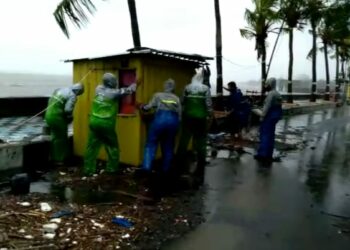 Gerobak Warga di Pinggir Pantai Bibir Parepare Rusak Diterjang Ombak dan Angin Kencang
