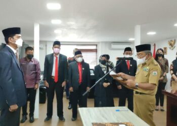 Ali Baal Masdar Lantik PAW Komisi Informasi Provinsi Sulbar