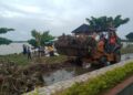 Gelombang Tinggi Bawa Sampah Puluhan Truk ke Taman Mattirotasi Gelombang Tinggi Bawa Sampah Puluhan Truk ke Taman Mattirotasi