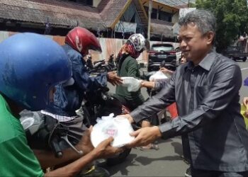Konsisten Jumat Berbagi, NasDem Parepare Bagikan Ratusan Paket Makan Siang Ke Warga