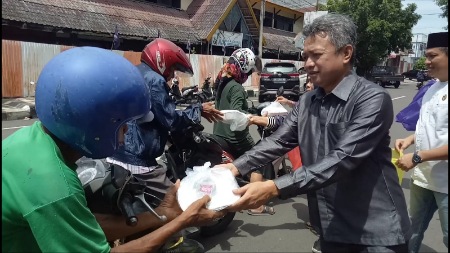 Konsisten Jumat Berbagi, NasDem Parepare Bagikan Ratusan Paket Makan Siang Ke Warga Konsisten Jumat Berbagi, NasDem Parepare Bagikan Ratusan Paket Makan Siang Ke Warga