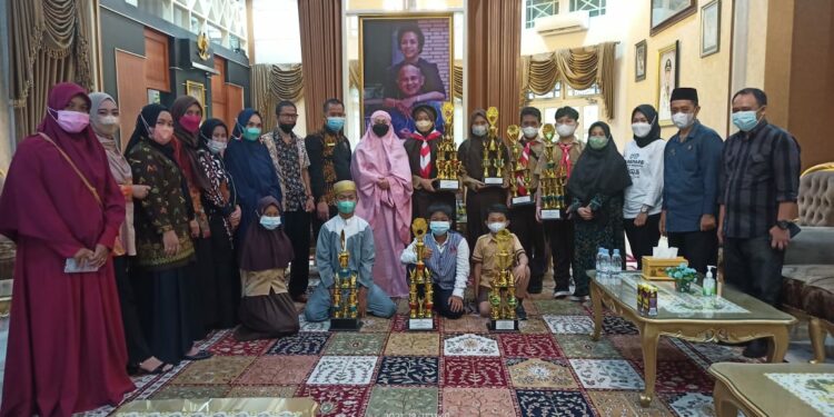 Ketua TP PKK Parepare Erna Rasyid Taufan Undang 7 Pelajar ke Rujab, Telah Harumkan Parepare di Tingkat Provinsi