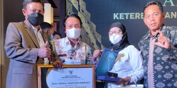 Desa Langda Terima Penghargaan Desa Menuju Informatif oleh KI Sulsel
