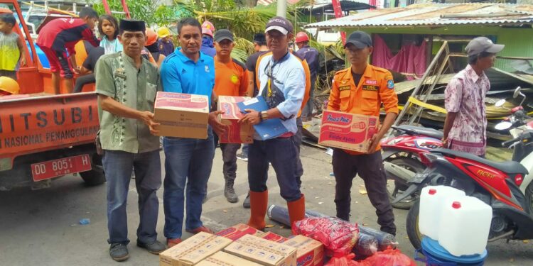 Penyerahan bantuan logistik dari BPBD Sulsel ke warga korban kebakaran di Jl Jenderal Sudirman, Kecamatan Ujung Bulu, Kabupaten Bulukumba, Sabtu (29/1/2022)