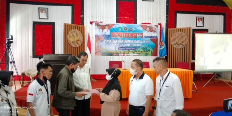 Suasana konferensi ke-5 PWI di Rujab Bupati Enrekang, Sabtu (8/1/2022)