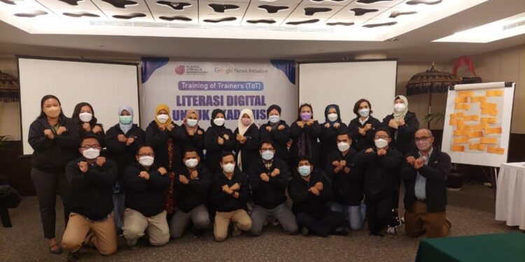 Catatan dari Training of Trainers (ToT) Literasi Digital untuk Akademisi Catatan dari Training of Trainers (ToT) Literasi Digital untuk Akademisi