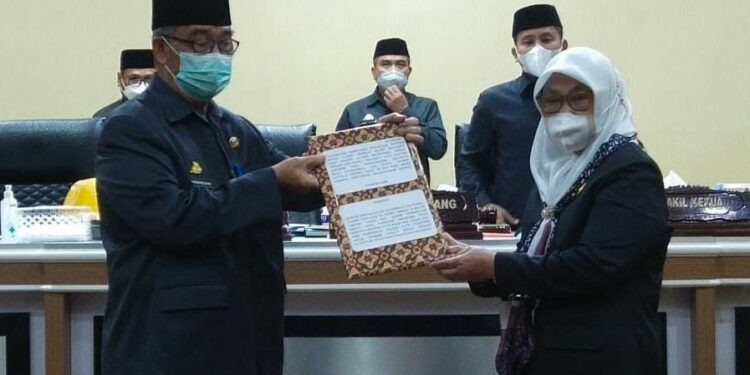 Wawali Parepare Serahkan Rancangan Pagu Indikatif Wilayah Tahun 2023 ke DPRD
