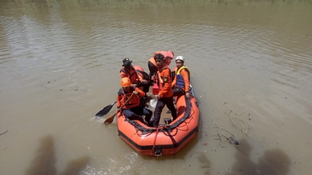 Berenang Tarik Kabel, Pekerja Kabel Optik Tenggelam dan Ditemukan Meninggal Berenang Tarik Kabel, Pekerja Kabel Optik Tenggelam dan Ditemukan Meninggal