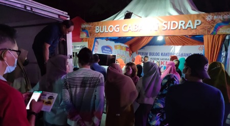 Ada Minyak Goreng, Stand Bulog di Pasar Expo UMKM Kadin Sidrap Diminati Ibu-ibu Ada Minyak Goreng, Stand Bulog di Pasar Expo UMKM Kadin Sidrap Diminati Ibu-ibu